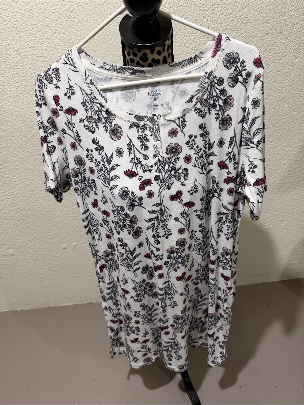 croft & barrow White Floral Short Sleeve Tunic with Black & Burgundy Print